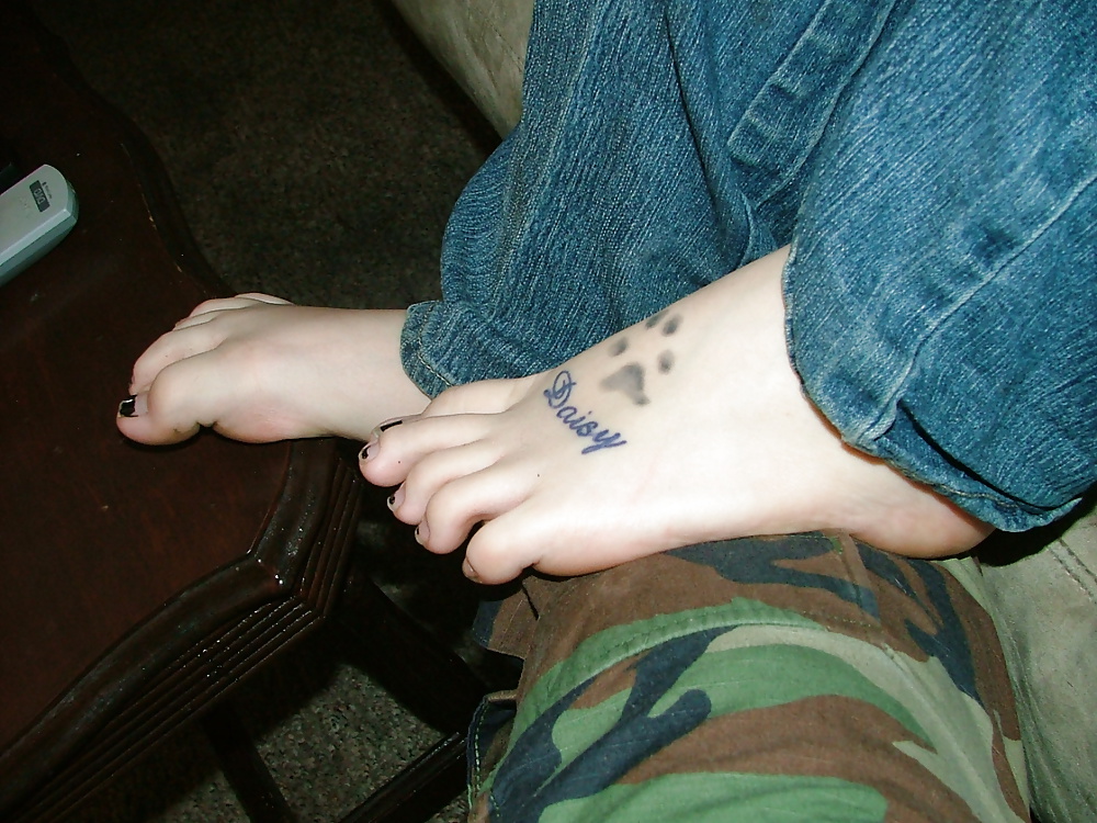 Pelirroja tatuada con piercing, fetiche de pies
 #29916977