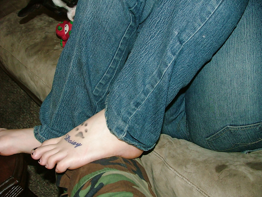 Pelirroja tatuada con piercing, fetiche de pies
 #29916984