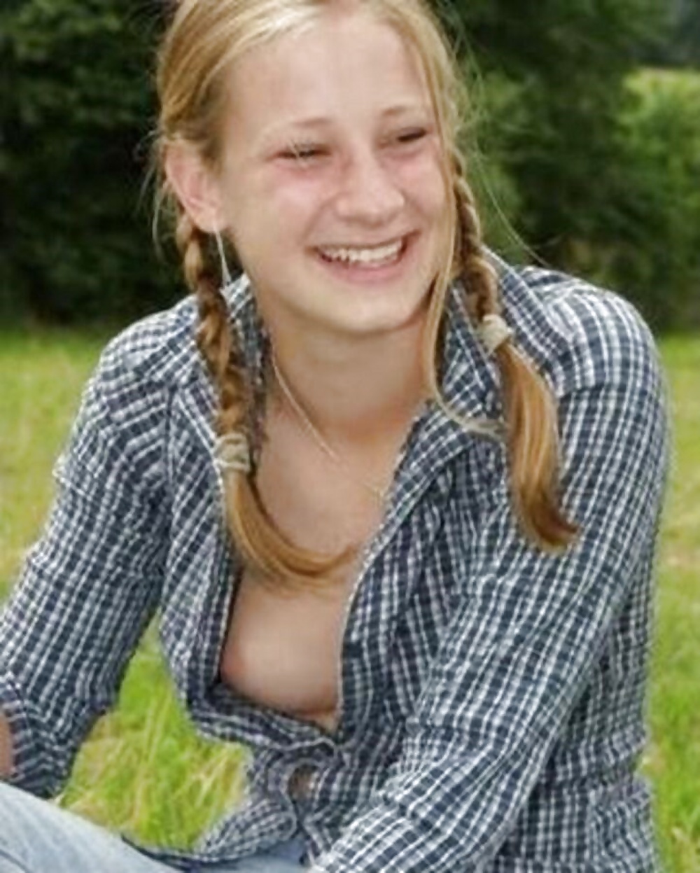Down-blouse - Nip-slips #27239650