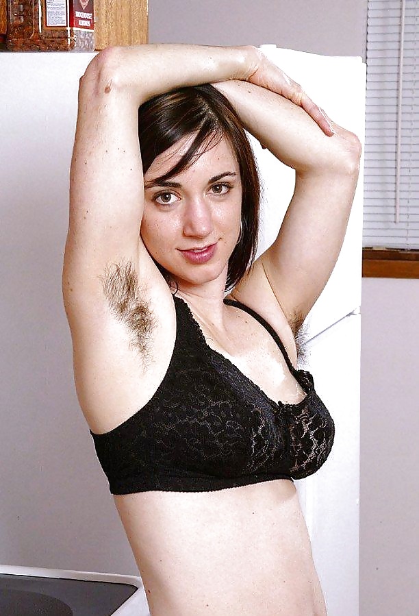 Varias chicas mostrando axilas peludas, sin afeitar 6
 #35410742