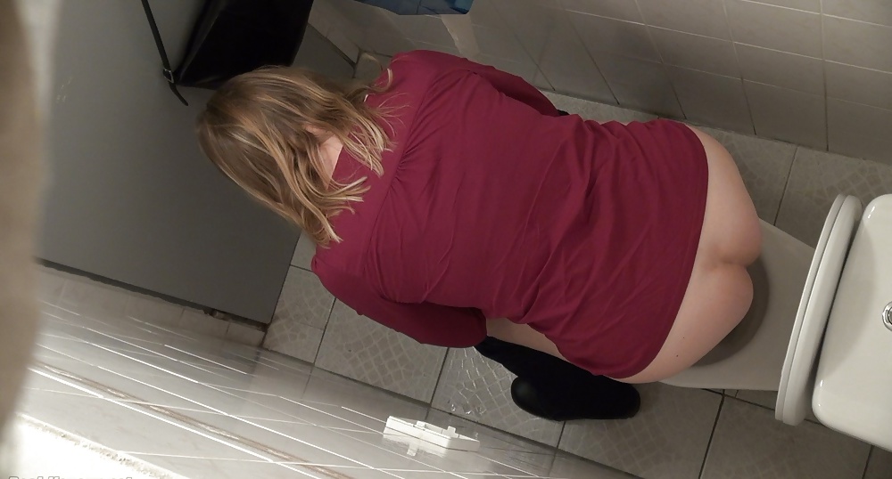 SPY BIG ASS IN TOILET #39265786