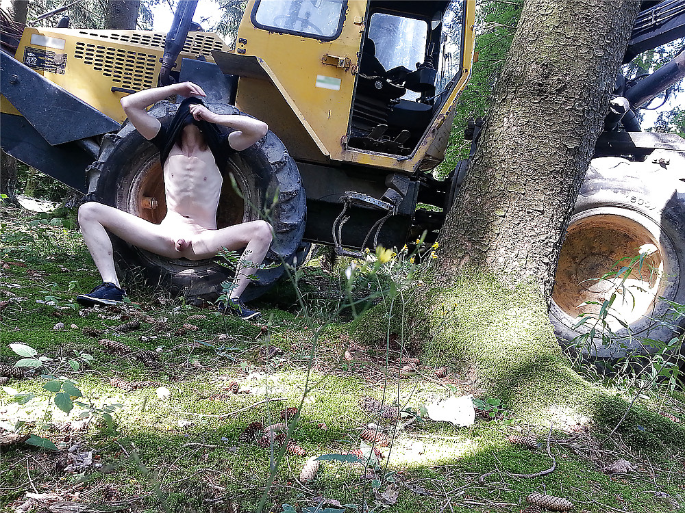 Giovane ragazzo, il suo piccolo cazzo e la macchina da costruzione 
 #37601370