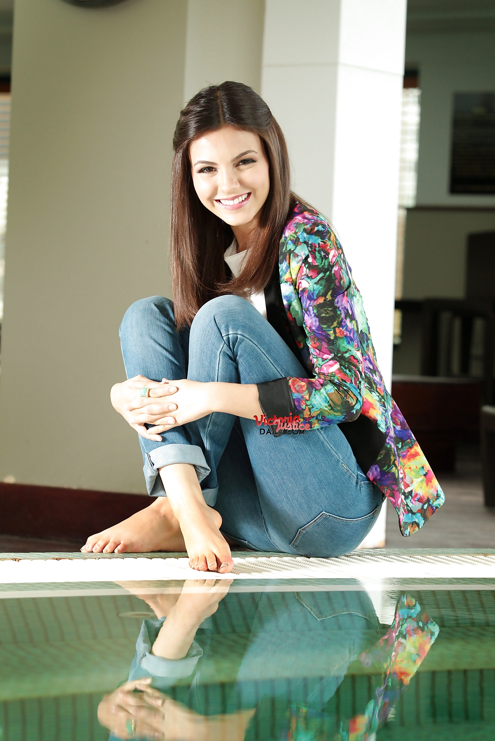 Victoria Justice cute and sexy in jeans #37151733