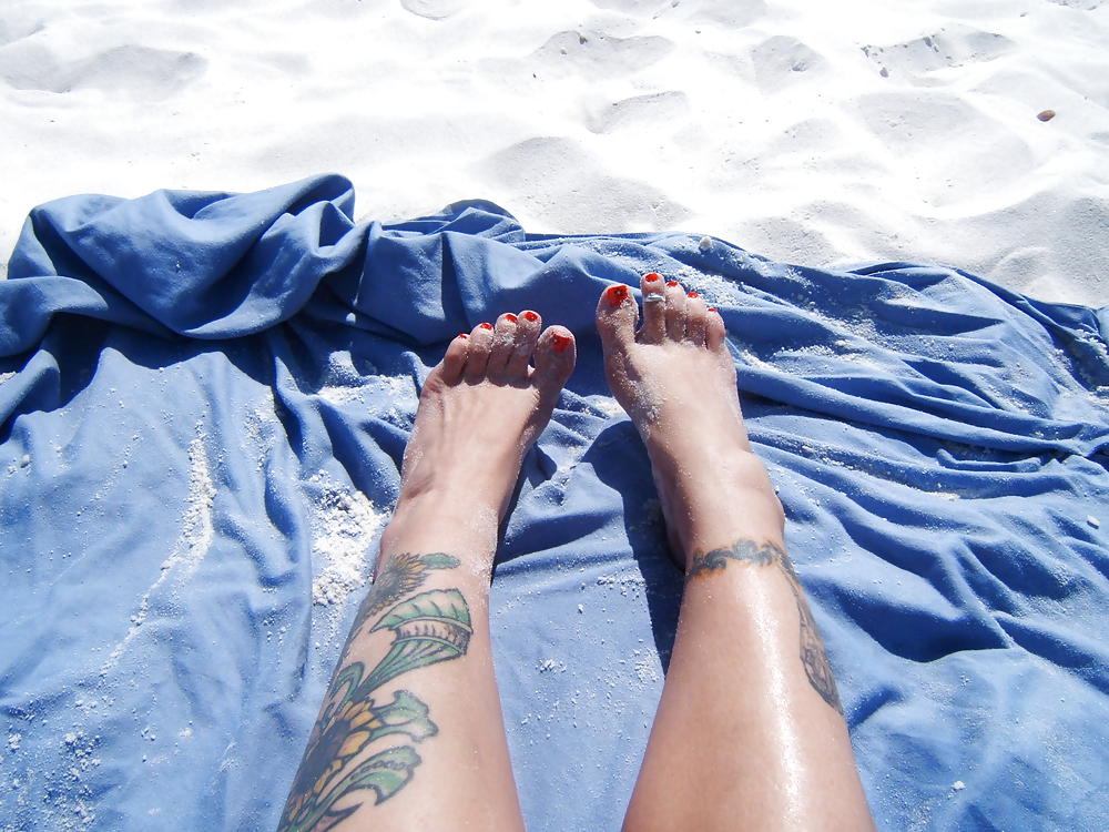 Pies y dedos de los pies en la playa
 #36820591