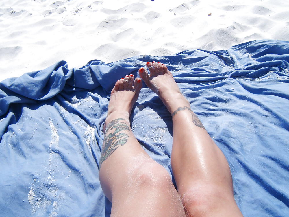 Pies y dedos de los pies en la playa
 #36820602