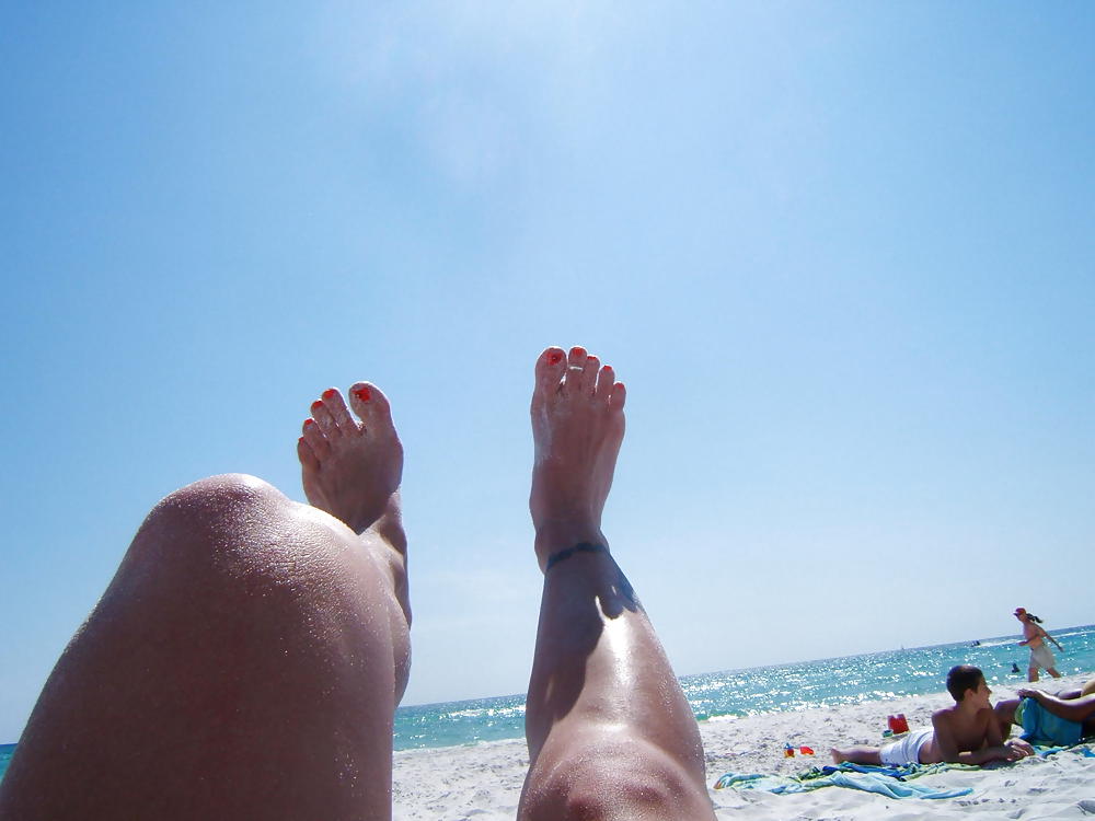 Pies y dedos de los pies en la playa
 #36820607