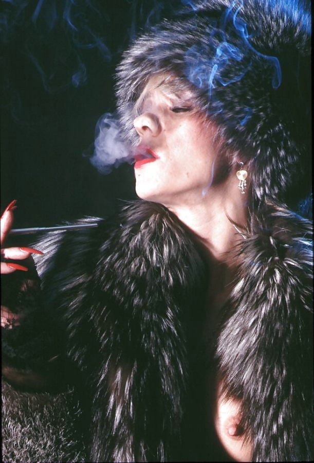 Fumando fetiche en pieles y botas de tacón 
 #30108633