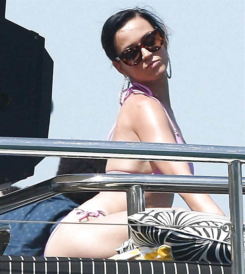 Katy perry bikini (camel toe & capezzoli)
 #38666522