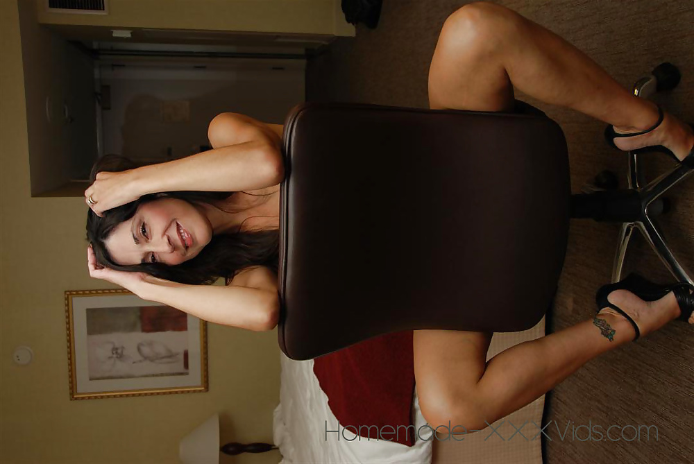 Sexy milf indoors
 #26041340