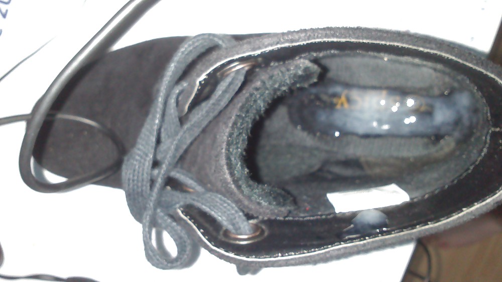 Sperma In Den Schwarzen Schuhen #23704989