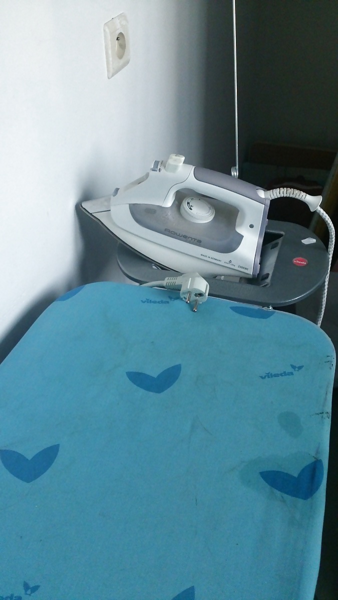 Calentando la polla dura con el hierro rowenta
 #32490447