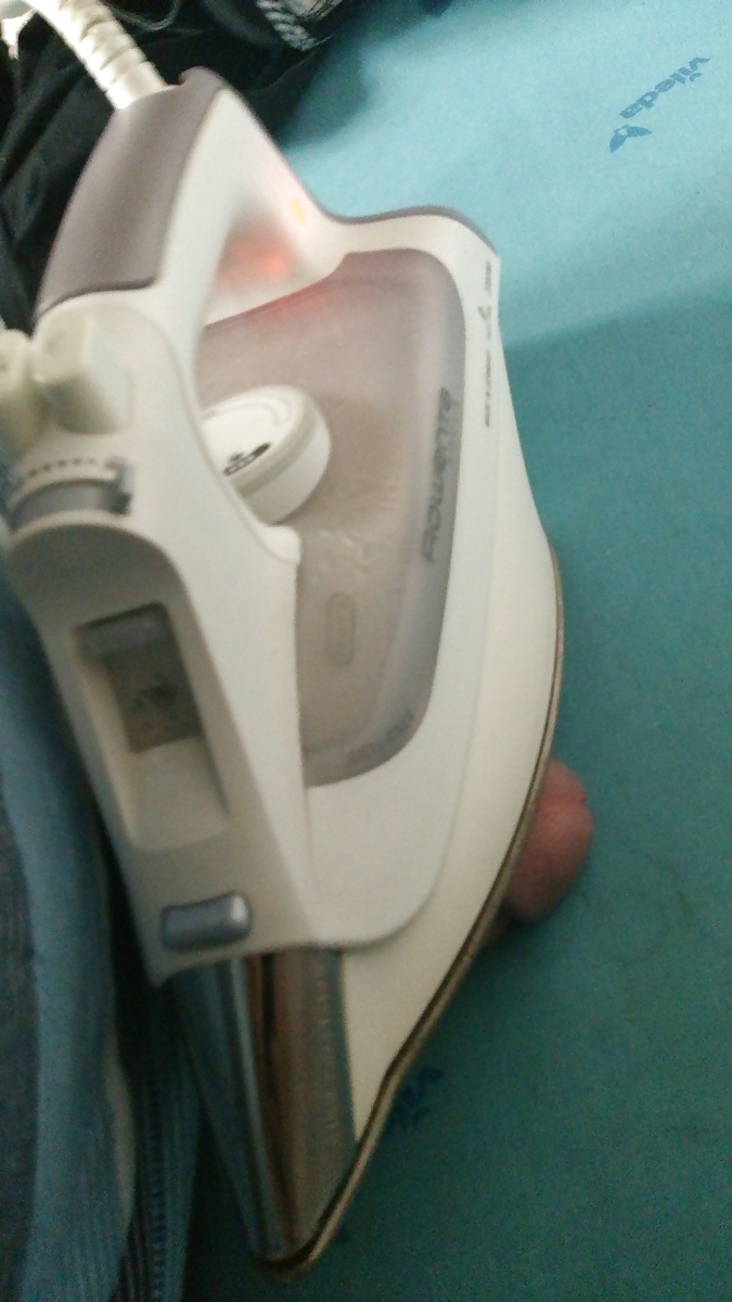 Calentando la polla dura con el hierro rowenta
 #32490454