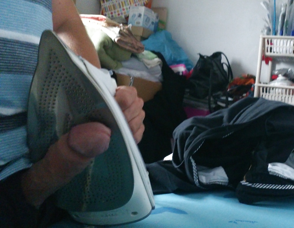 Calentando la polla dura con el hierro rowenta
 #32490459