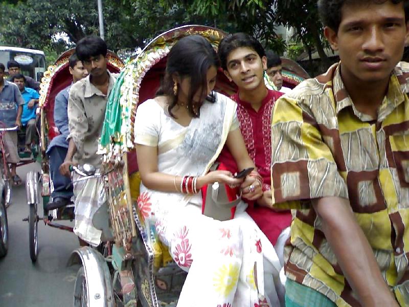 インドのティーンエイジャーのセクシーな娼婦が顧客と一緒に資産を見せる
 #36868719