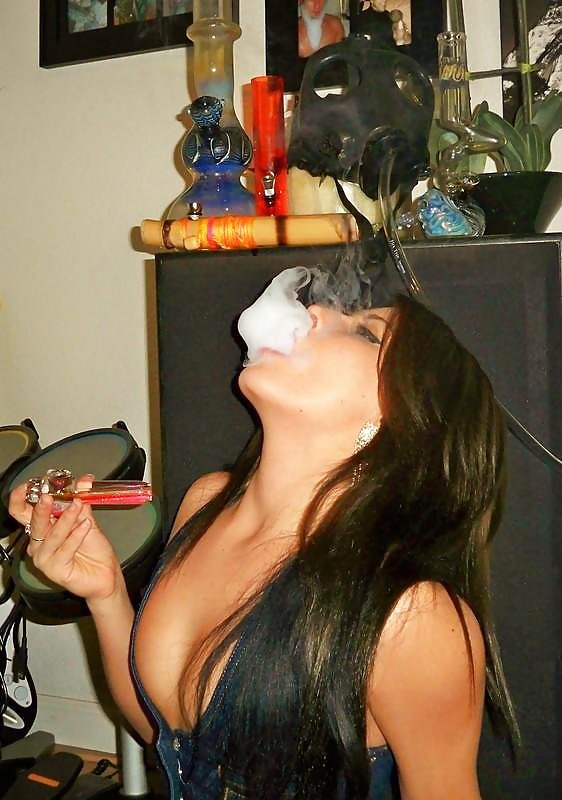 Pot fumando hotties
 #34242692