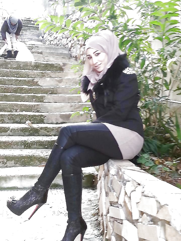 Hijabi girl with heels - she will make your dick hard !