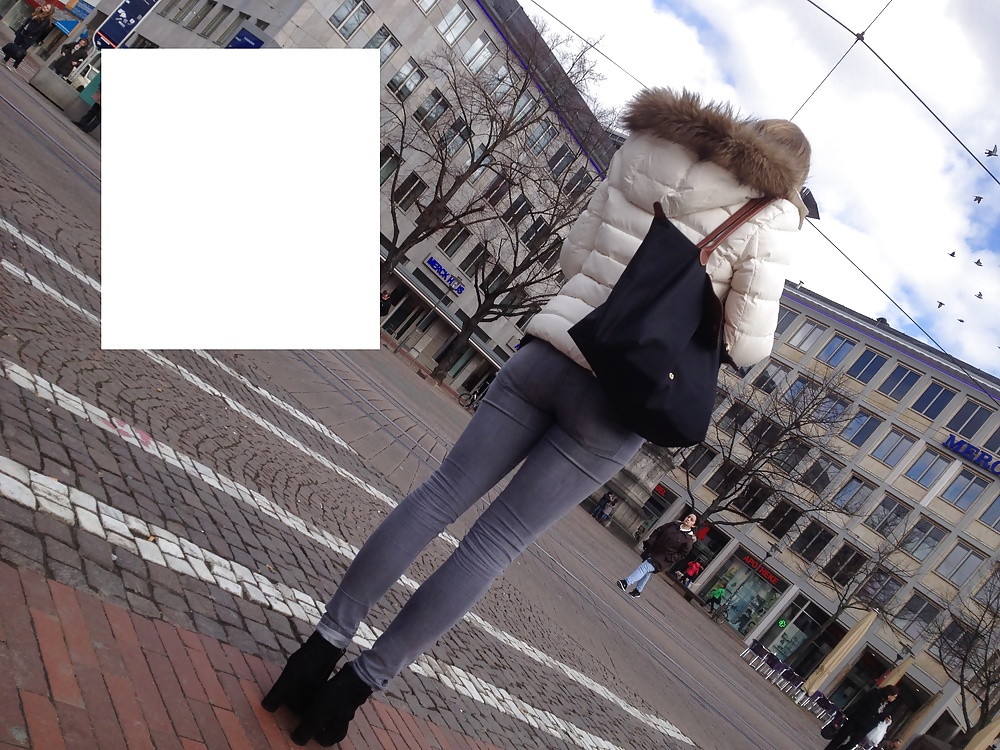 Jeune Fille Blonde Avec Des Lunettes - Beaux Jeans Ass #35336485