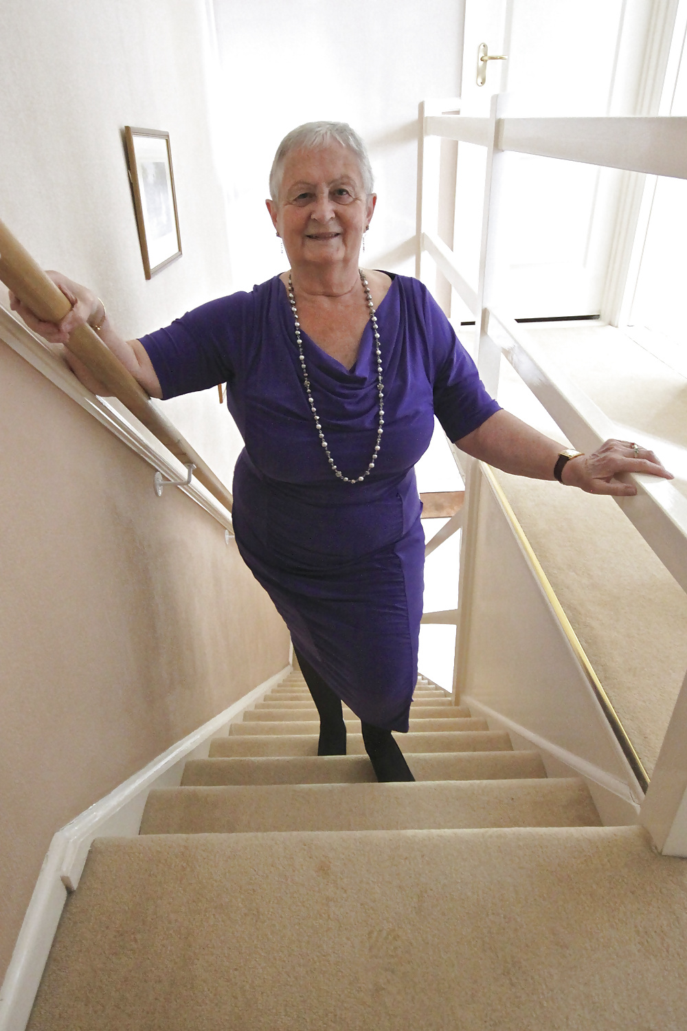 Granny frocks posando en las escaleras
 #35603435