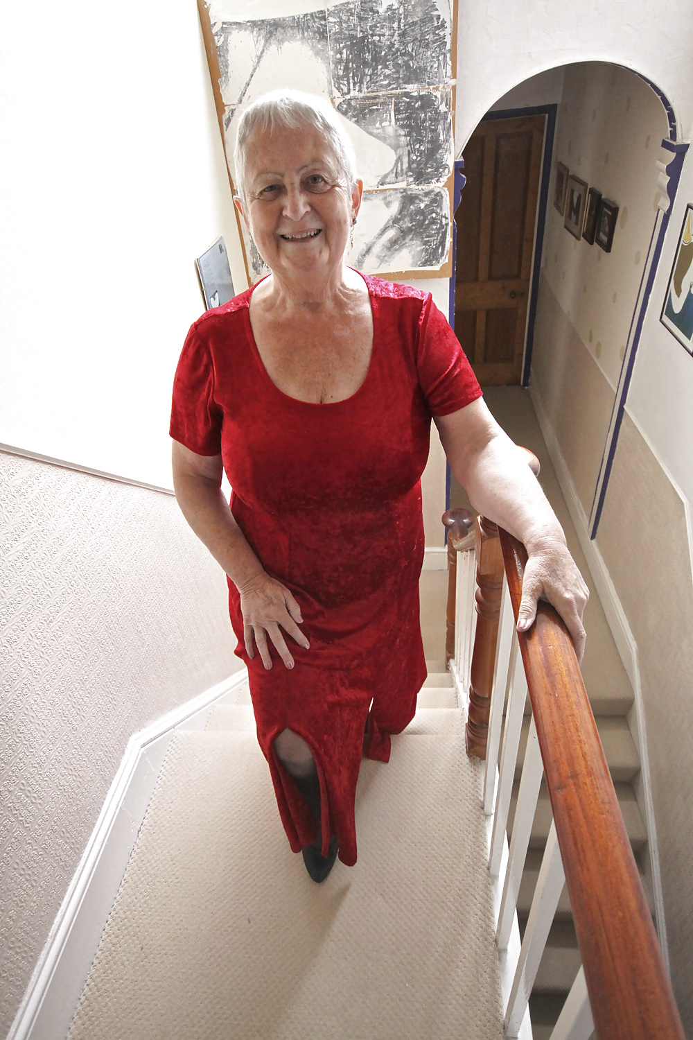 Granny frocks posando en las escaleras
 #35603476