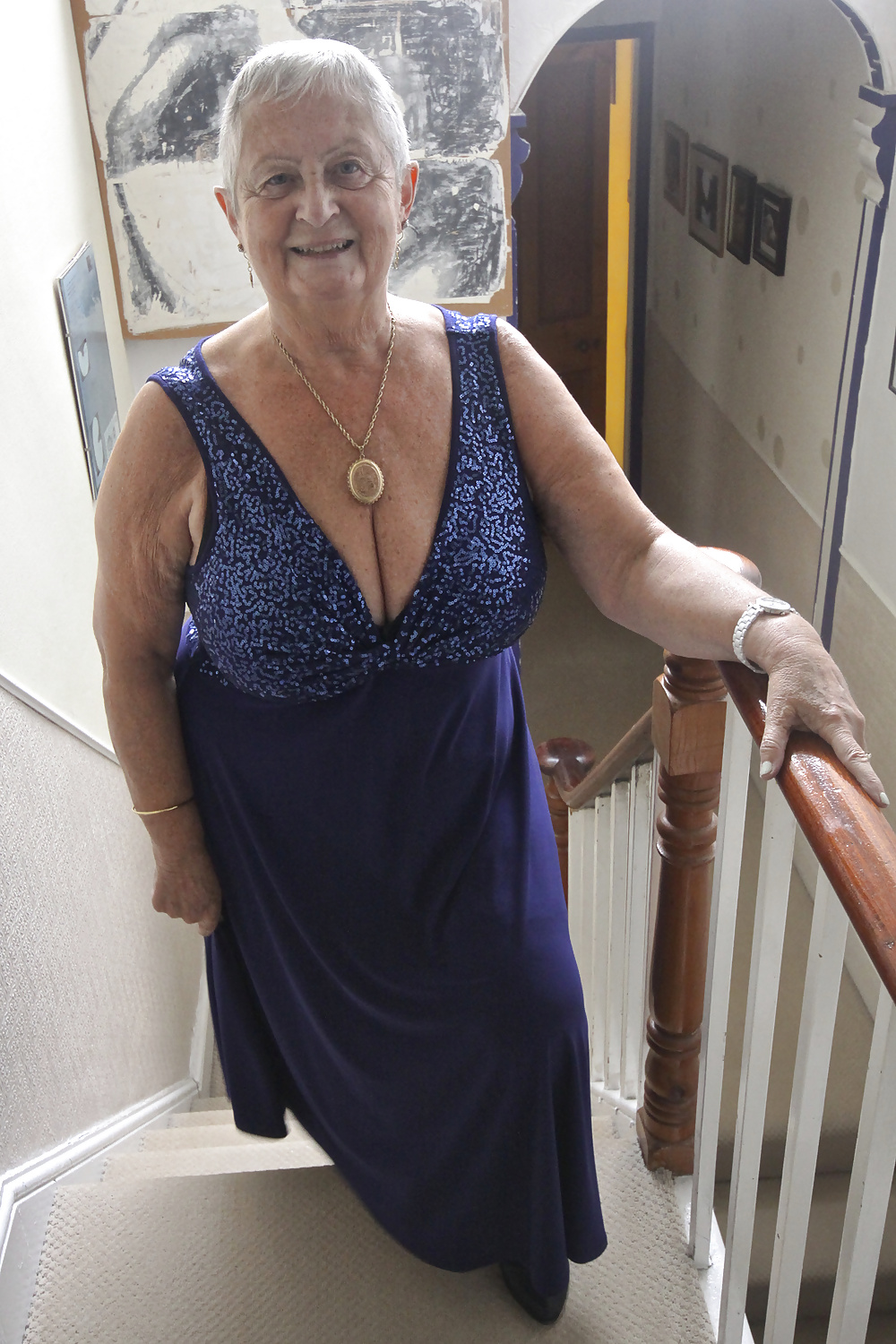 Granny frocks posando en las escaleras
 #35603482