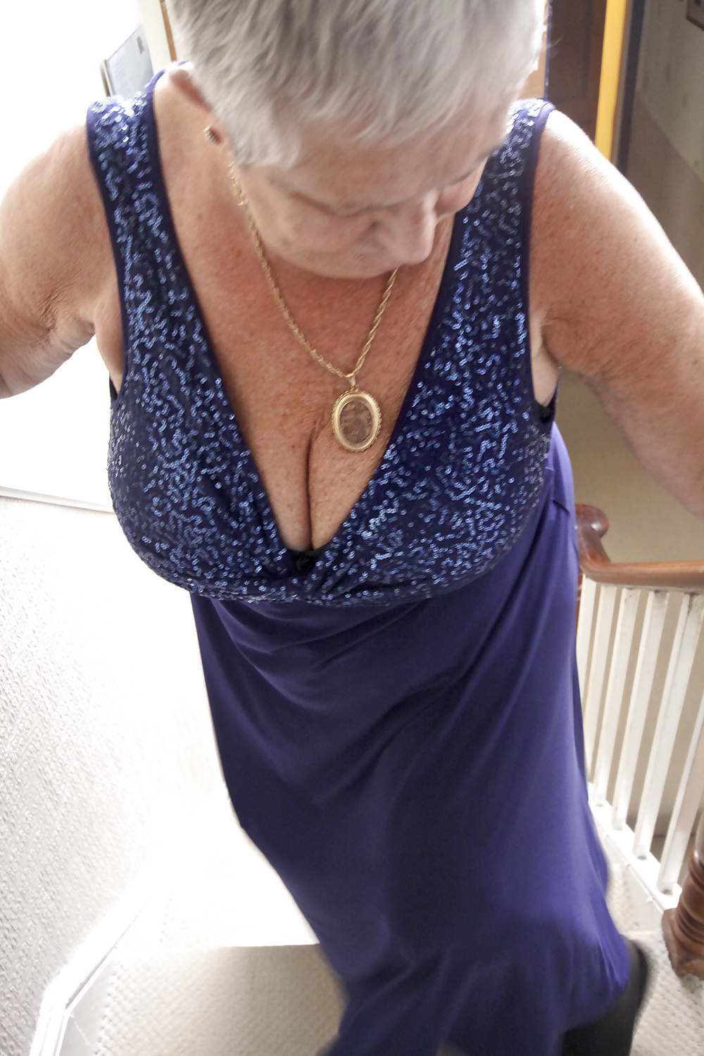 Granny frocks posando en las escaleras
 #35603525