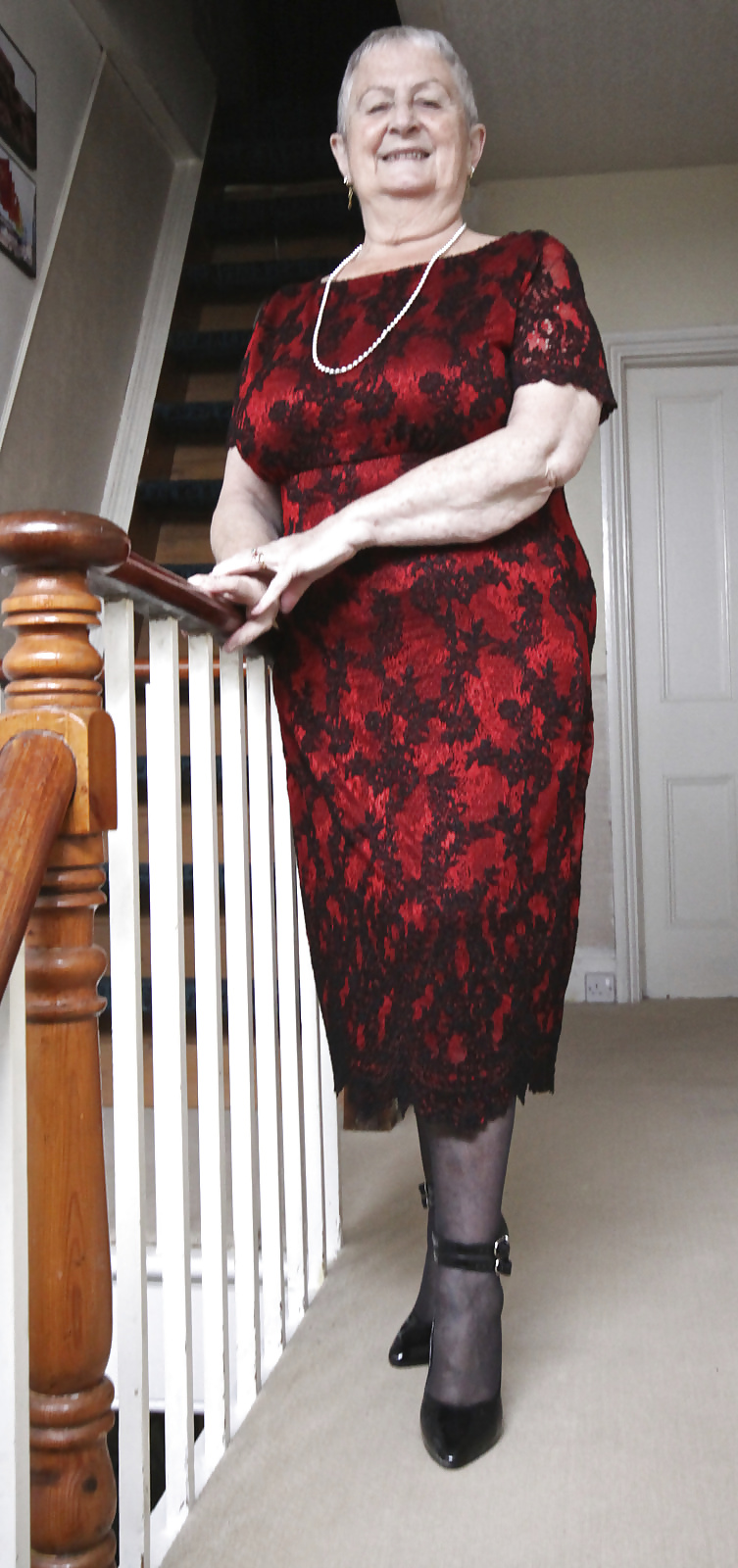 Granny frocks posando en las escaleras
 #35603535