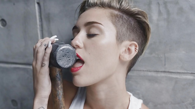 Miley Cyrus in Wrecking Ball（マイリーサイラス イン レッキングボール
 #36973663