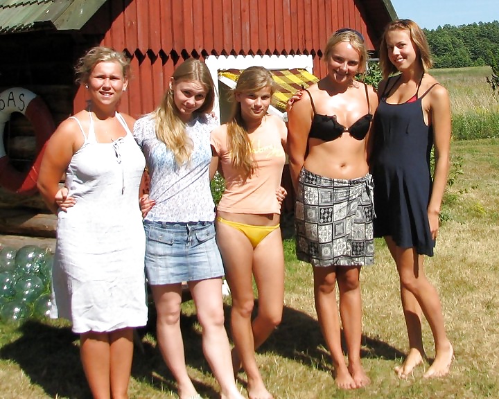 エストニアの若者たち-01 パーティー ビーチ ブラジャー パンティー
 #40586470