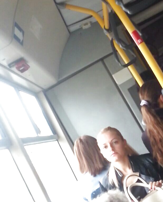 ローマのバスに乗ったセクシーな女性たち
 #32227730