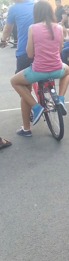Espiar a las mujeres sexy en bicicleta rumano
 #30683595