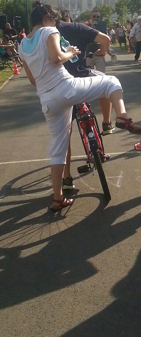 自転車に乗ったセクシーな女性を盗撮 ローマ人
 #30683613