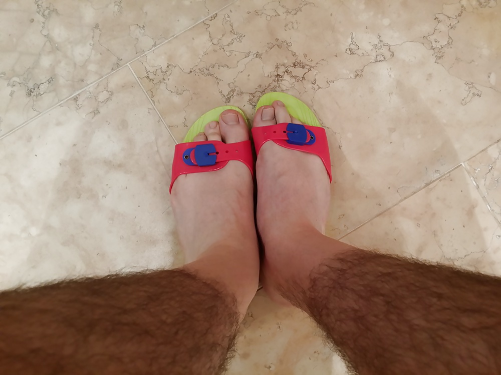 Follar y correrse la nueva sandalia de plástico plana de mi madre en verano
 #33953706
