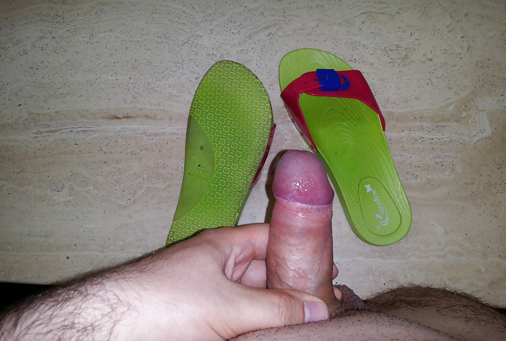 Follar y correrse la nueva sandalia de plástico plana de mi madre en verano
 #33953726