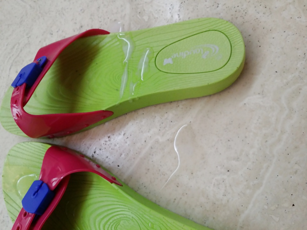 Follar y correrse la nueva sandalia de plástico plana de mi madre en verano
 #33953745