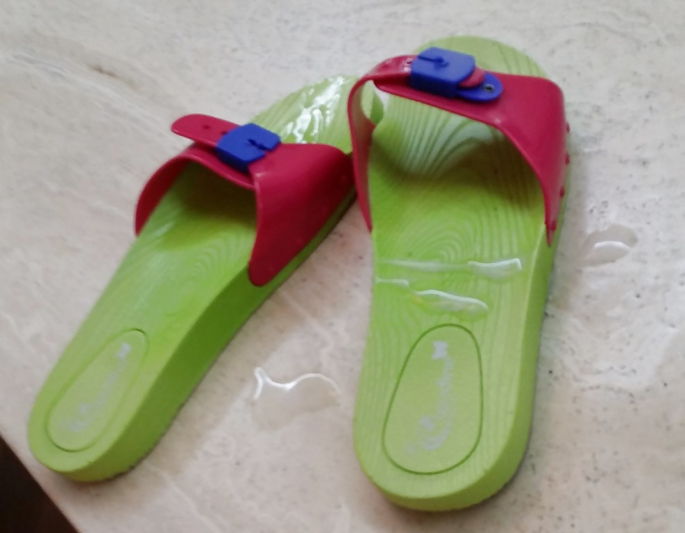 Follar y correrse la nueva sandalia de plástico plana de mi madre en verano
 #33953749