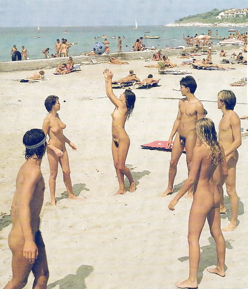 Nudistes Poilues #26408840