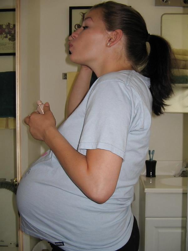Gran barriga de embarazada en ropa ajustada
 #33274526