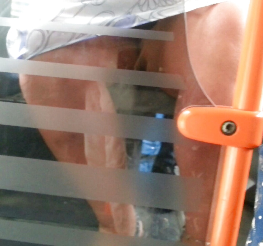 Pies de espía y falda sexy madura en autobús rumano
 #33223427