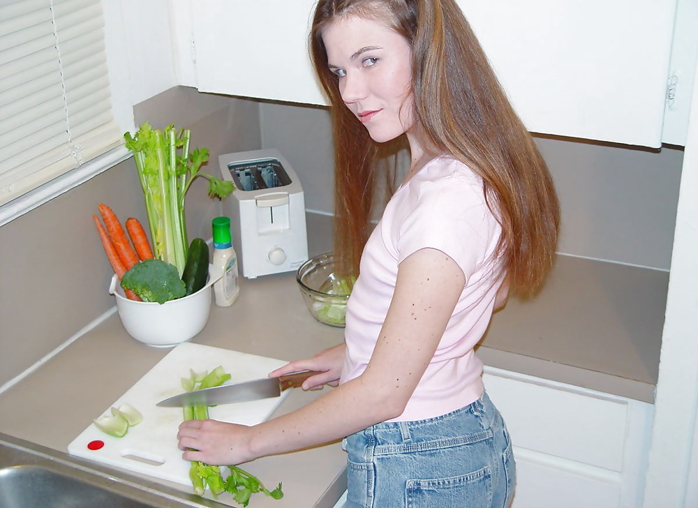 Melissa, pornostar magra, prova gli ingredienti della sua insalata
 #38042693