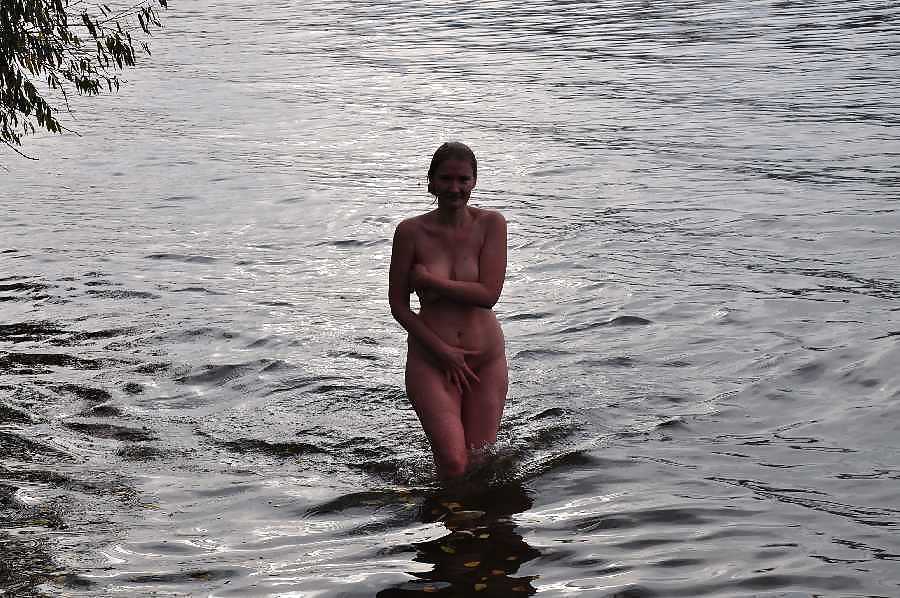 Schüchterne Mädchen: Nackte Mädchen Versuchen, Ihren Körper Oder Gesichter Zu Bedecken #36947605