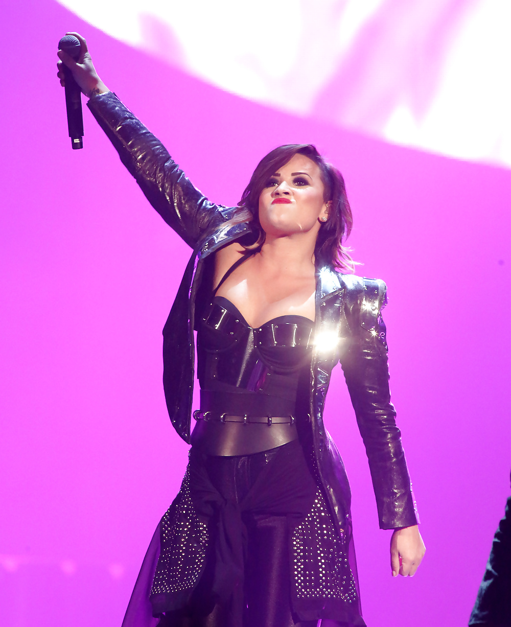 Demi Lovato Performing Live HQ (CCM) #30731038