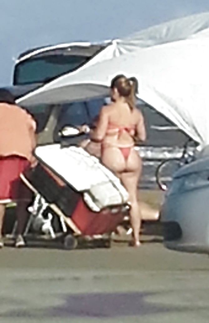 Loirinha da bunda grande na praia - BR  #32715853