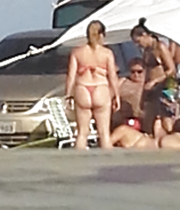 Loirinha da bunda grande na praia - BR  #32715896