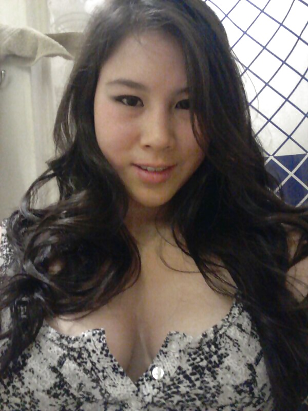 Foto trapelate di ragazza asiatica che invia selfie al fidanzato
 #41076181