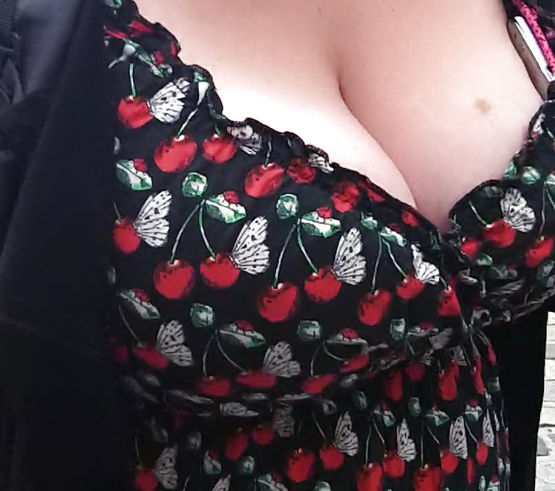 Candid Downblouse Busty Cleavage Mom #29348153