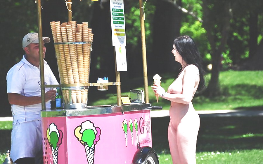 Sophie ama el helado desnuda en público
 #34865403