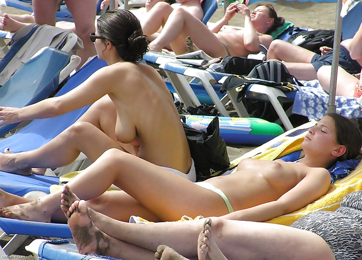 Ragazze in spiaggia in topless - alcune nude 19
 #40129794
