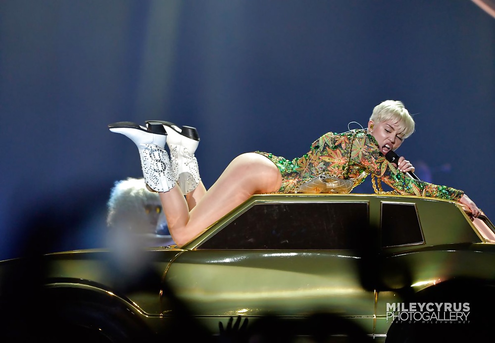 Miley Cyrus - Schmutzige Schlampe Für Einen Harten Fick #24439597