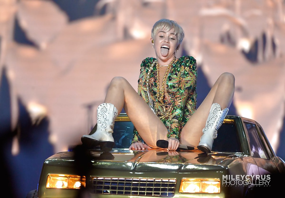 Miley Cyrus - sporca puttana per una scopata dura
 #24439602