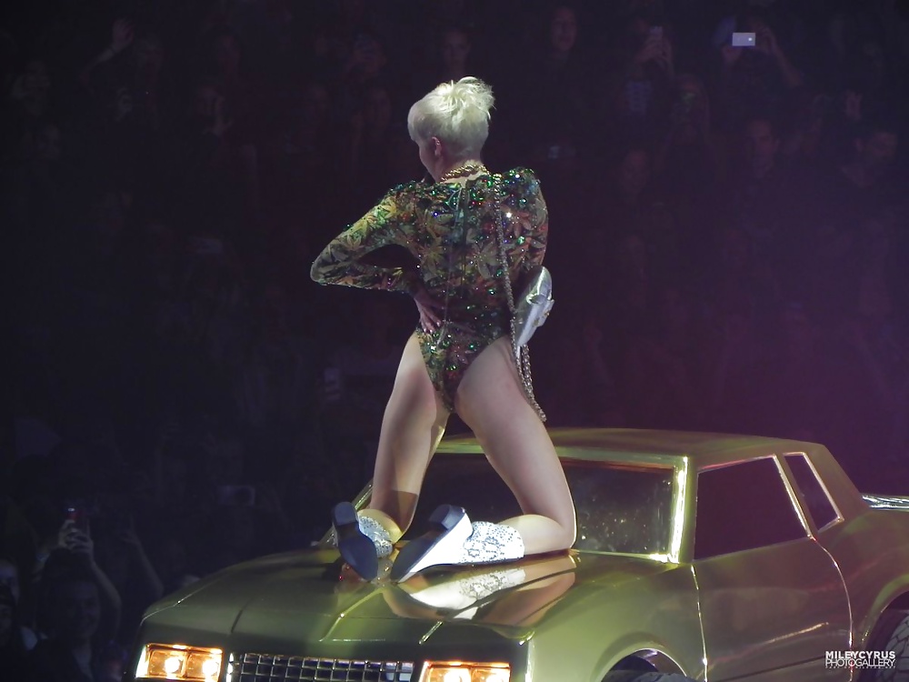 Miley Cyrus - Schmutzige Schlampe Für Einen Harten Fick #24439811